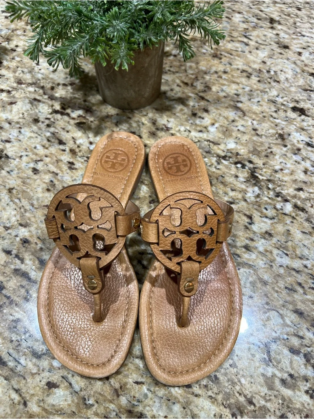 TORY BURCH Miller Tan Textured Leather Thong Sandal 6M